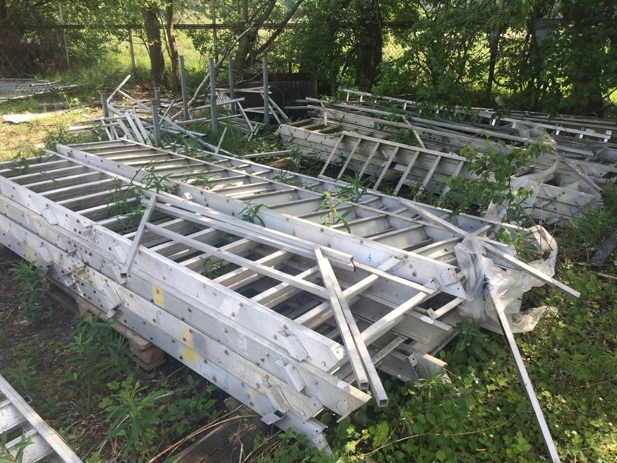 Byggtrappor och staket säljs om ett parti