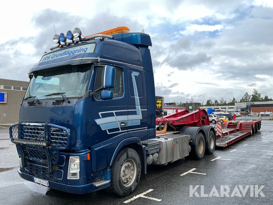 Tungdragare Volvo FH 16 med maskintrailer