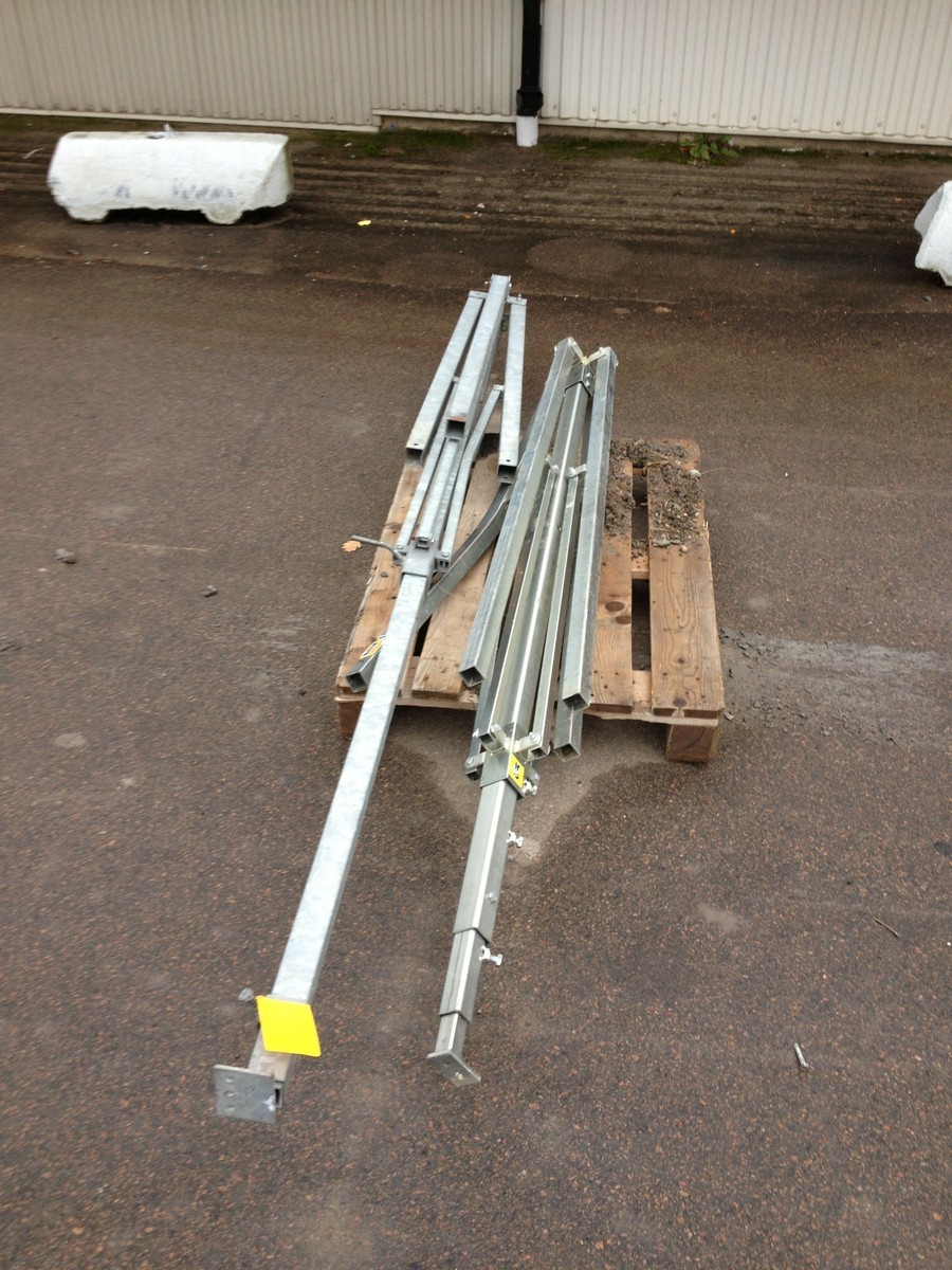 2 st BELYSNINGSMAST säljes om ett parti!