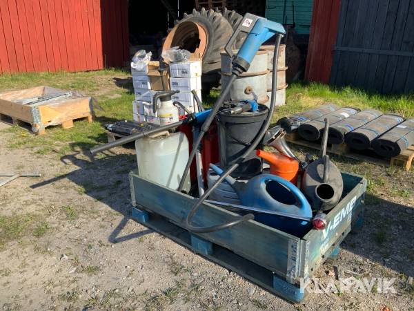 Pall med fatpumpar, plåtdunkar, kannor och tillbehör