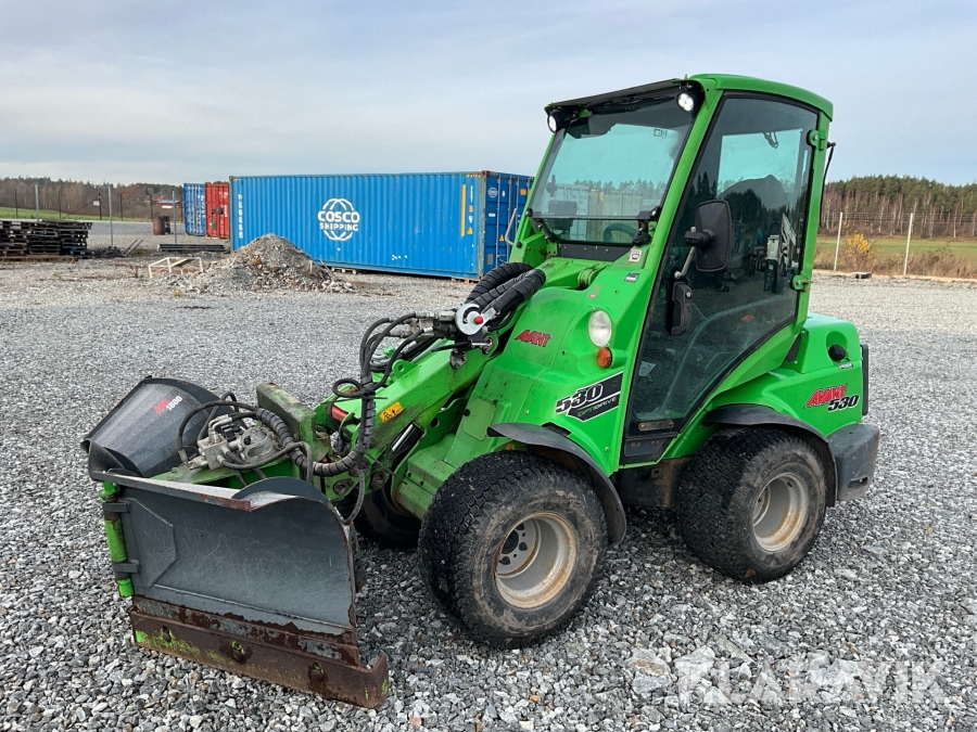 Hjullastare Avant 530 med vikplog och Sandspridare