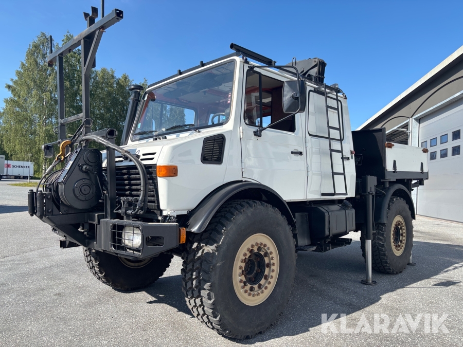 Terränglastbil Mercedes-Benz Unimog 1300 L med kran