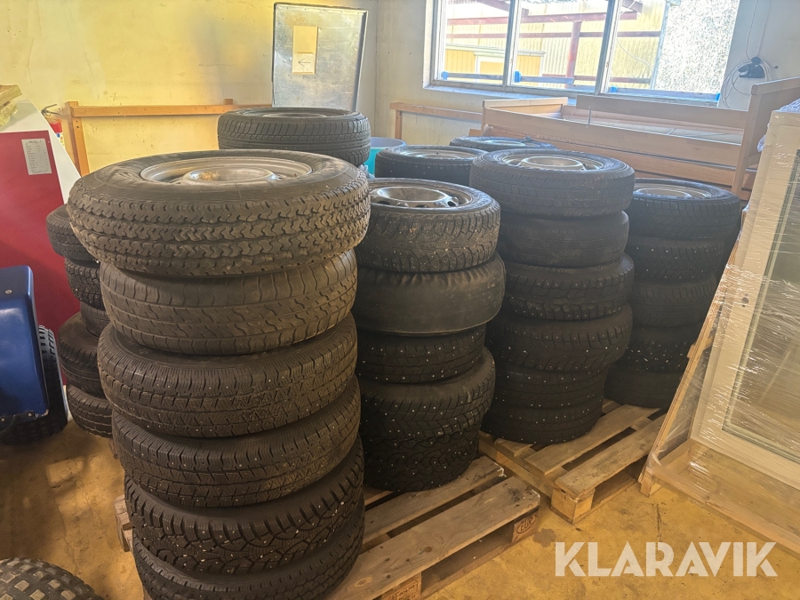 Blandade däck med fälg till släpvagn