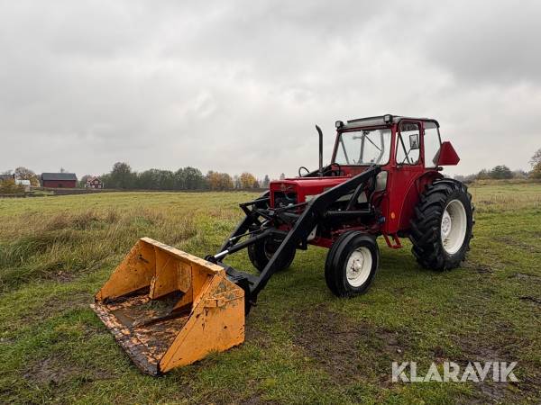 Traktor McCormick Intern 434 med lantbruksredskap