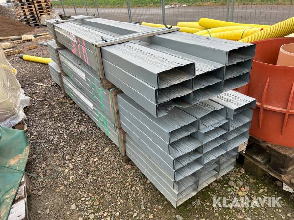 Parti med stålreglar och skenor