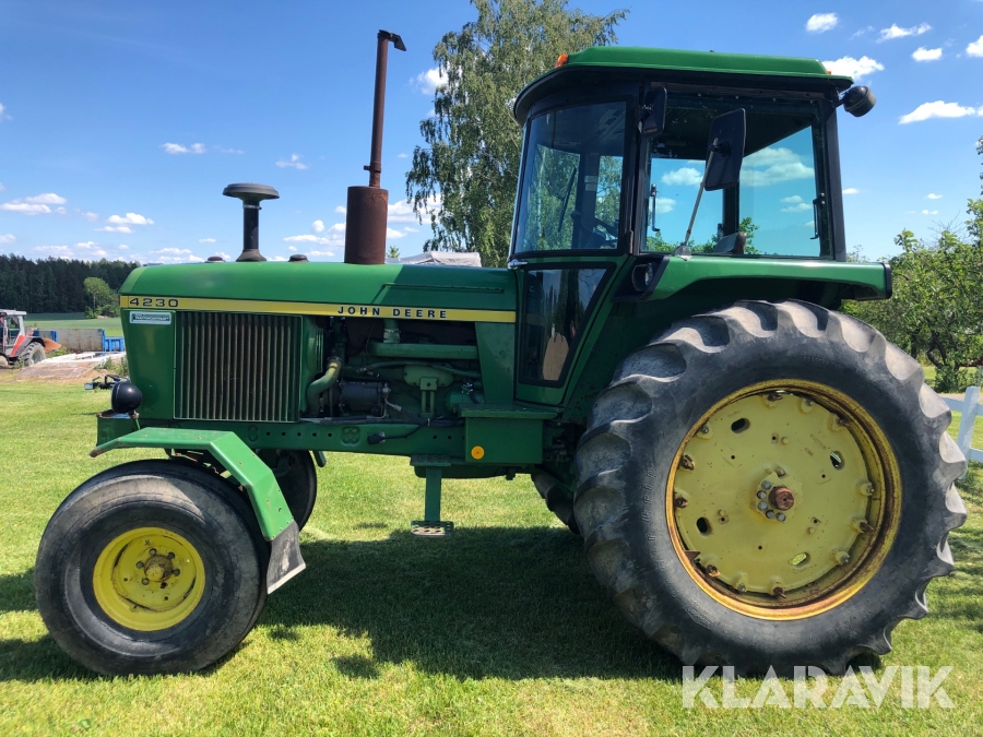 Traktor John Deere 4230 