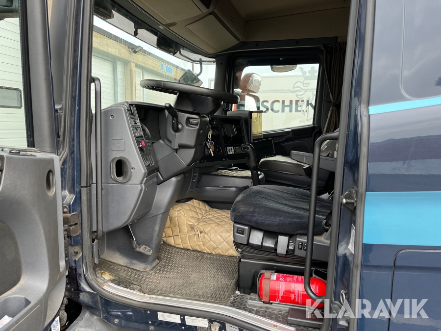 Lastbil Scania R500 med skåp och bakgavellyft
