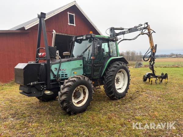 Traktor med timmerkran och skogskärra Valmet 6400