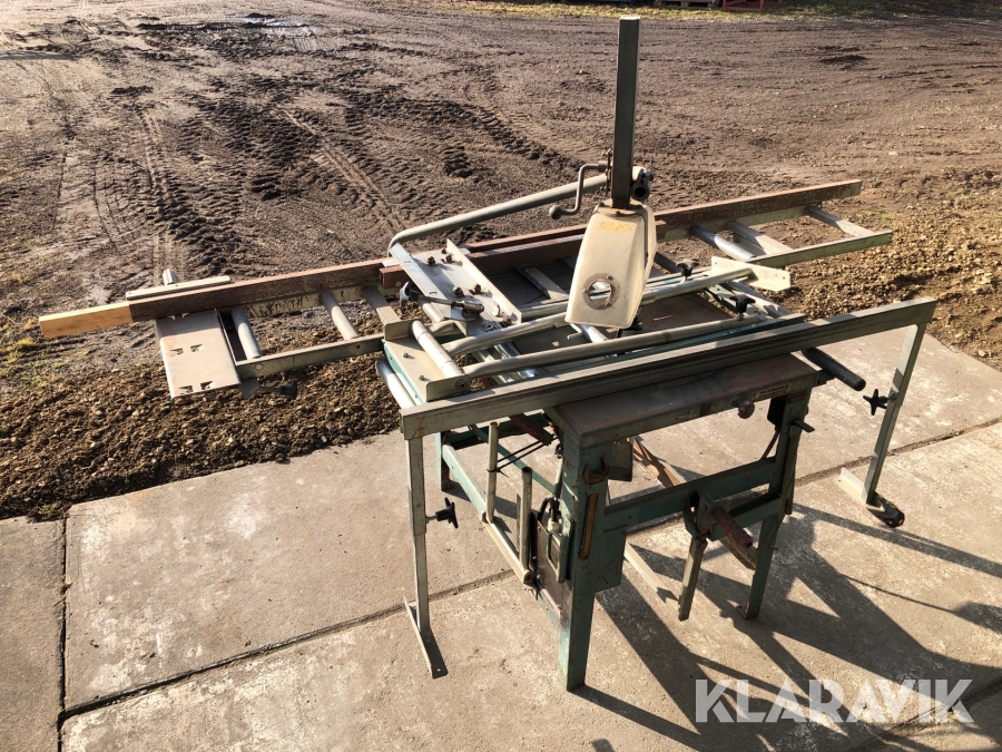 Byggsåg Ernström & Co ab med ett sågbord