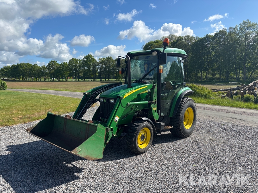 Traktor John Deere 3520 med frontlastare och redskap