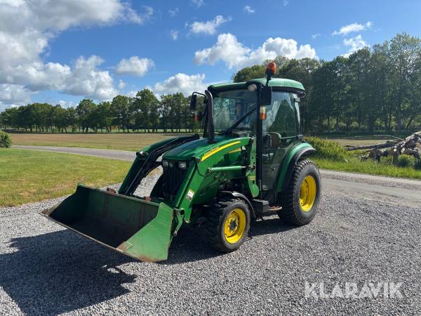 Traktor John Deere 3520 med frontlastare och redskap