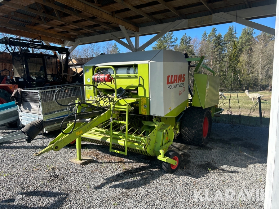 Rundbalspress med plastare Claas Rollant 255