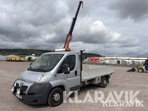 Flakbil Peugeot Boxer med Fassi-kran