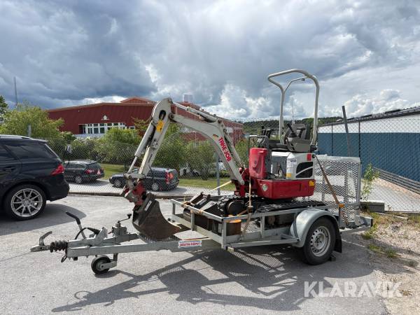 Grävmaskin Takeuchi TB210R med redskap och trailer