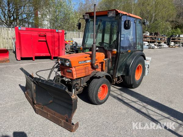 Traktor Kubota B8200 HST med lastare, plog & spridare