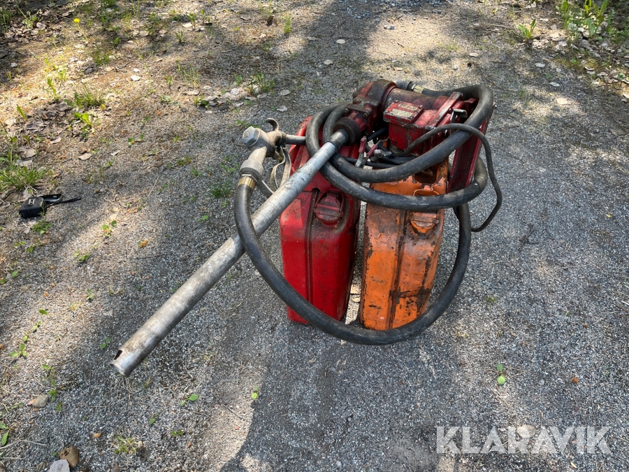 Fatpump och 2 dunkar 24 V