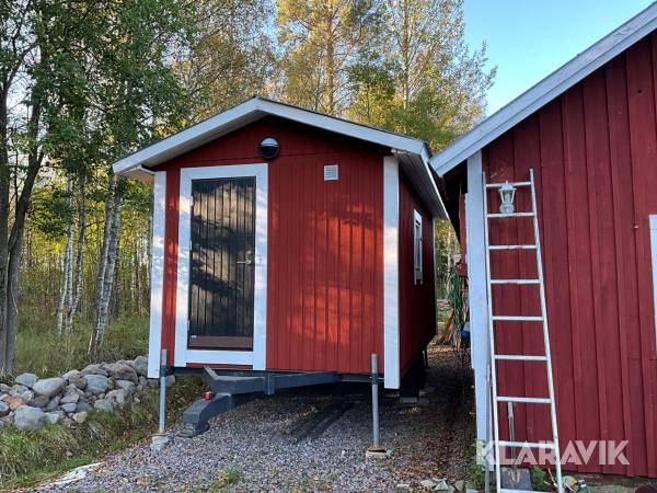 Koja  med hjulunderede Hemmabygge