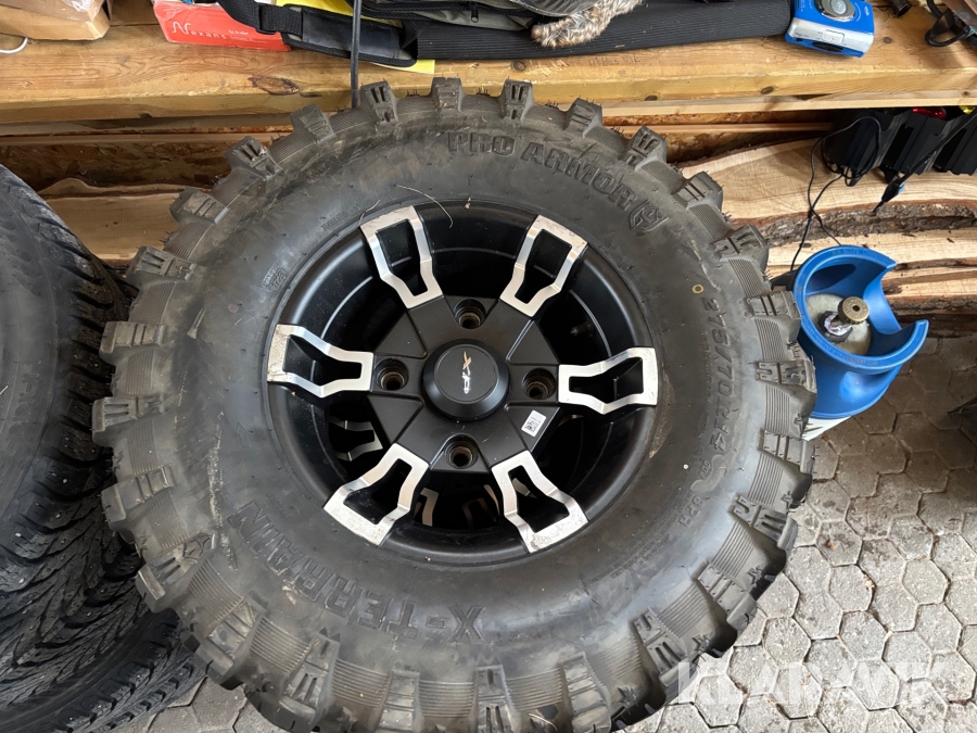 UTV Polaris Ranger XP Kinetic 29.8kW litium Ion med 2 uppsättningar däck