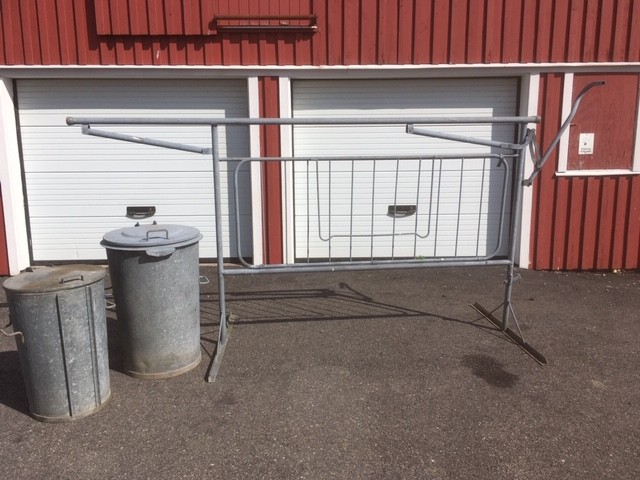 Galvad piskställning och soptunnor