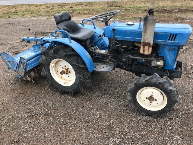 Kompakttraktor med jordfräs