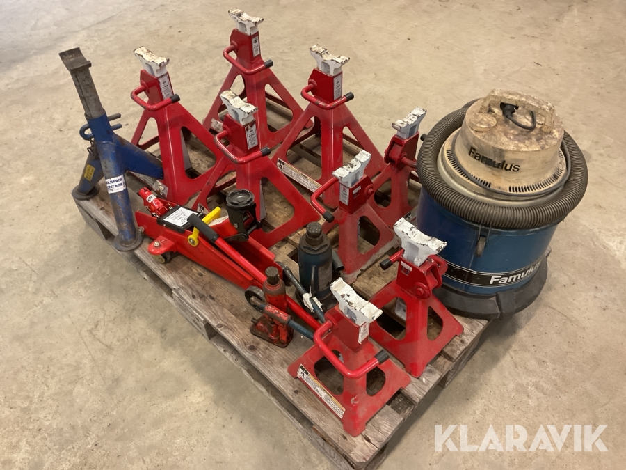 Parti med domkraft, pallbockar och dammsugare