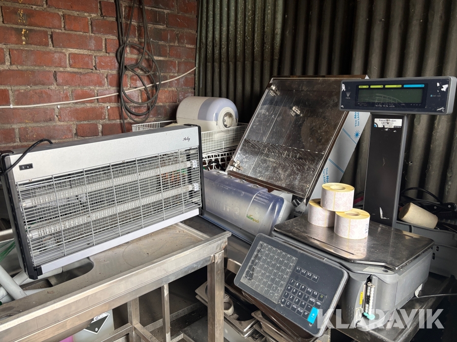 Köksutrustning våg, inplastare, knivskåp, insektsfångare