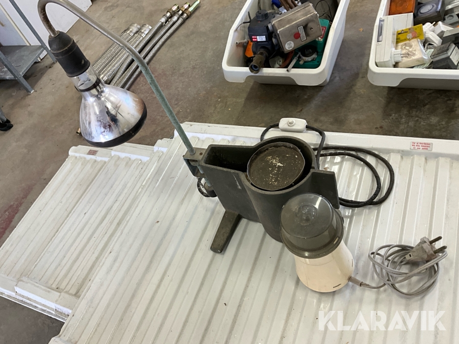 Värmelampa och vattenhaltsmätare