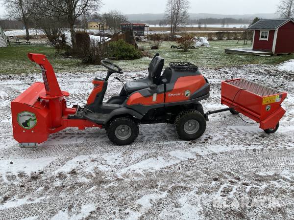 Åkräsklippare Husqvarna R 419TsX AWD med snöslunga och sandspridare