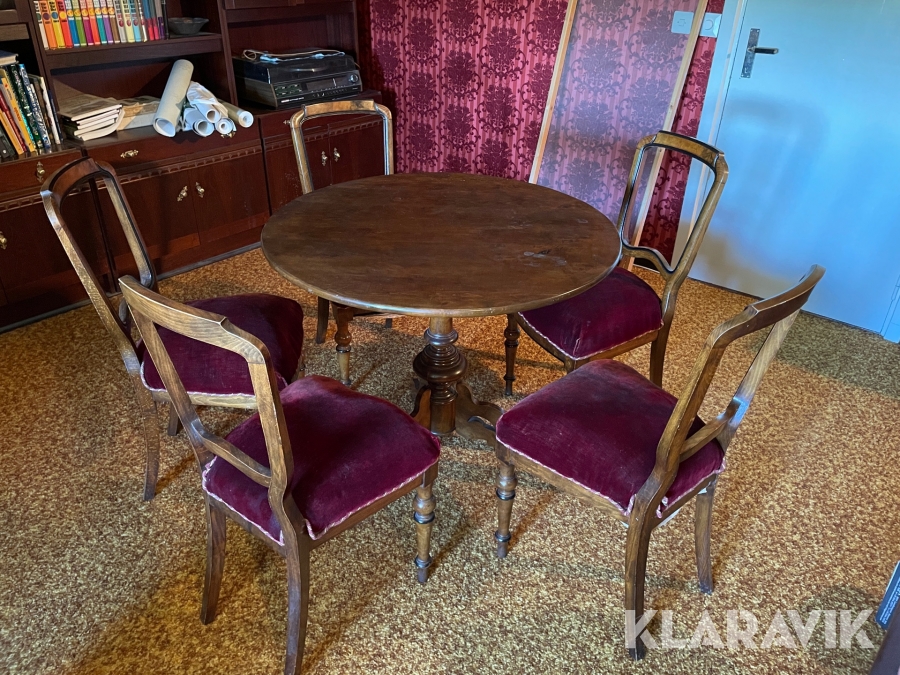 Matsalsbord med 5 stolar