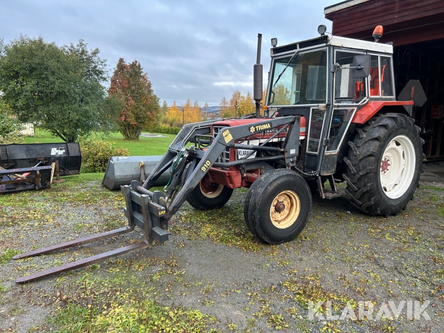 Traktor International 475 TA med lastare och redskap