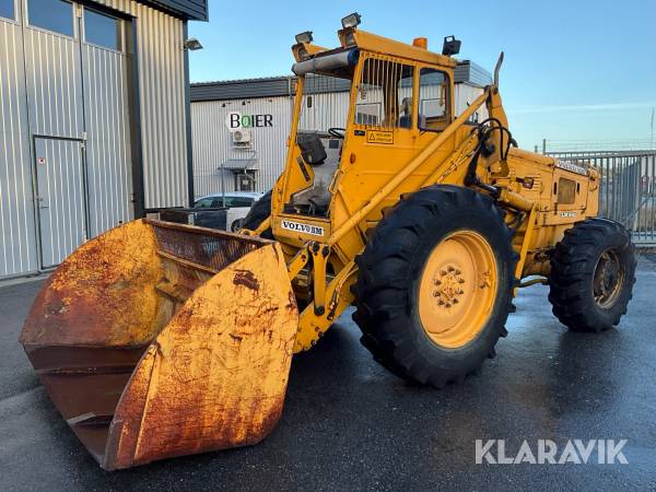 Baklastare Volvo BM LM 841 med skopa och gafflar