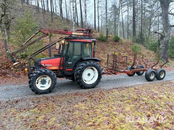 Traktor Valmet 465-4 med skogskran och vagn