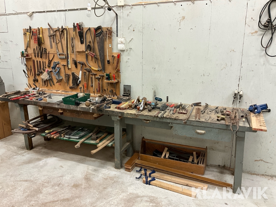 Verktygsbänk med verktyg