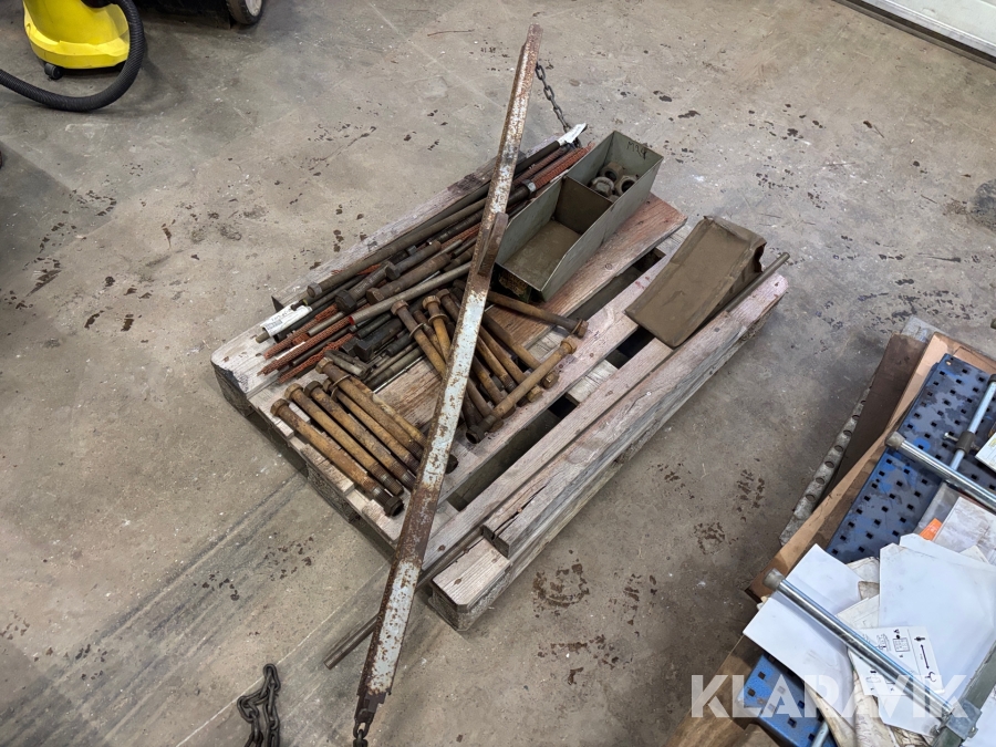 Parti med diverse gängstänger och bultar