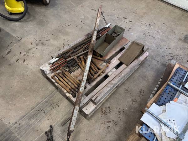 Parti med diverse gängstänger och bultar