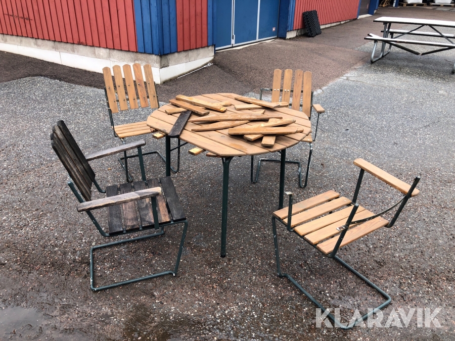 Trädgårdsmöbler 1 bord och 4 stolar