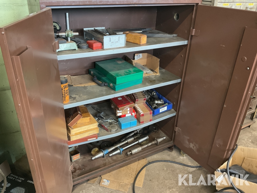 Skåp diverse mätutrustning