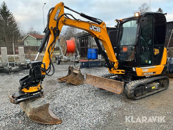 Grävmaskin JCB 8026CT med maskinsläp och redskap