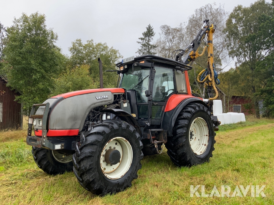 Traktor Valtra XM150 med skogsutrustning