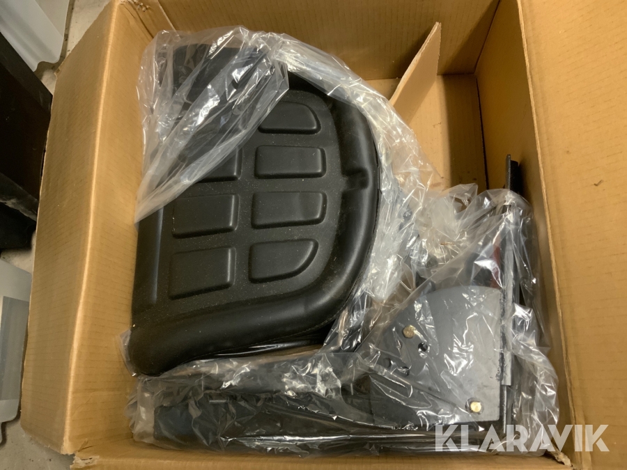 Traktorsits utan armstöd Olssons i Ellös