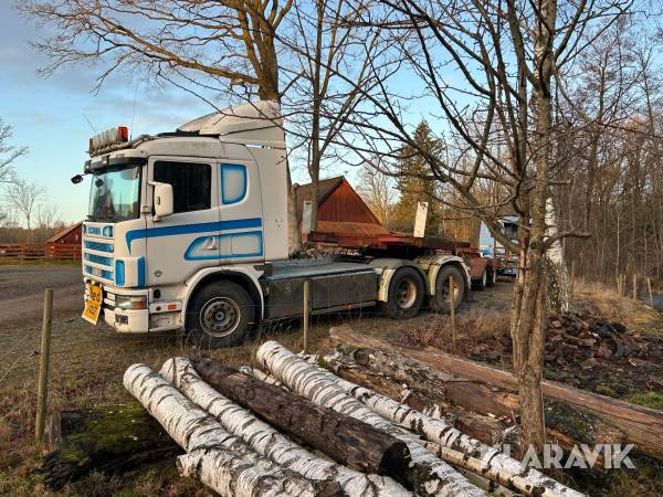 Lastbilsekipage Scania 164G 6*4 med skogsmaskintrailer