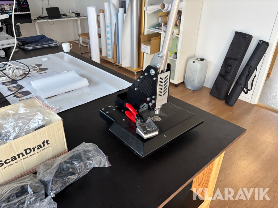 Öljettmaskin Bold X10 med presstång och material