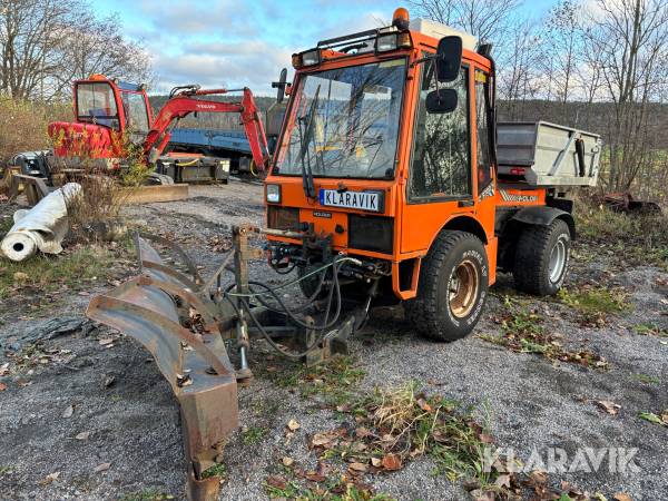 Arbetsfordon Holder C 9700H med plog och spridarflak