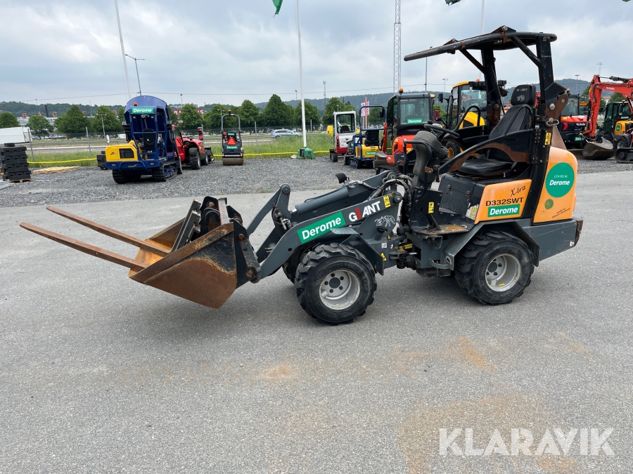 Kompaktlastare Giant D332SWT X-TRA med skopa och gafflar
