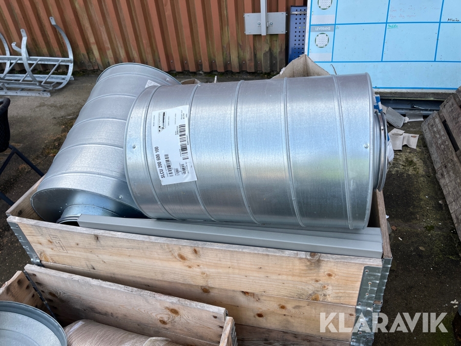 Parti med ventilationsdelar ljuddämpare och böjar