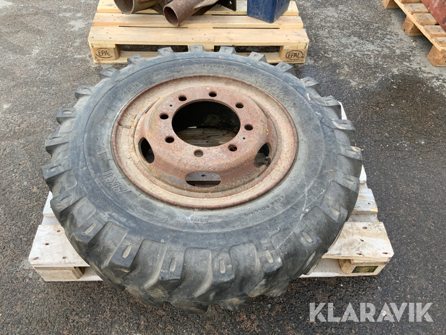 Däck  10.00-20 med fälg till hjulgrävare 1st