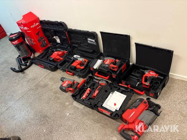 Paket med handverktyg och dammsugare Milwaukee 8 st