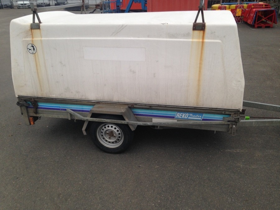 Släpkärra med kåpa