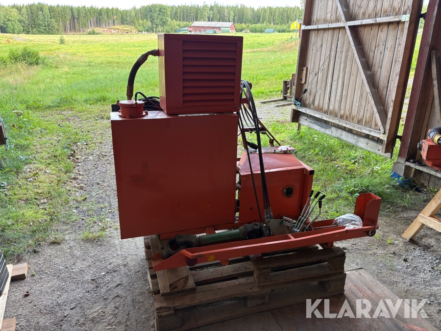 Buskröjare med valtra tillbehör