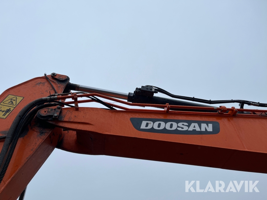 Grävmaskin Doosan DX140 med tiltrotator och redskap